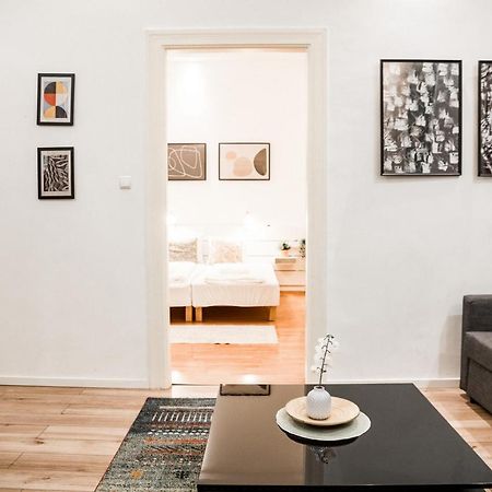 Stylish And Spacious ! Central Location Kazincy Netflix بودابست المظهر الخارجي الصورة