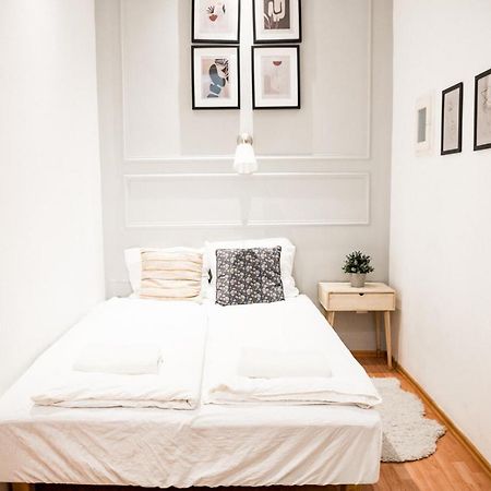 Stylish And Spacious ! Central Location Kazincy Netflix بودابست المظهر الخارجي الصورة