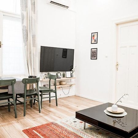 Stylish And Spacious ! Central Location Kazincy Netflix بودابست المظهر الخارجي الصورة