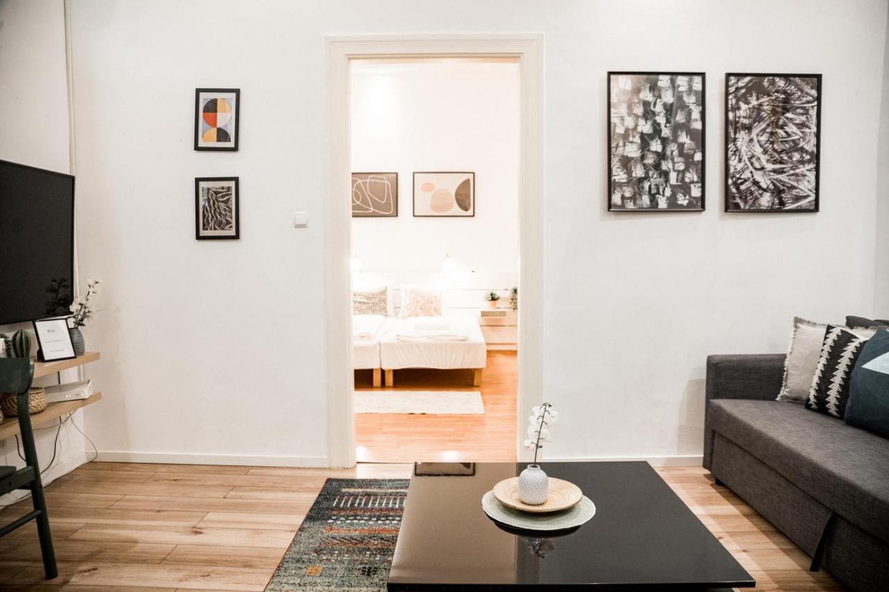 Stylish And Spacious ! Central Location Kazincy Netflix بودابست المظهر الخارجي الصورة