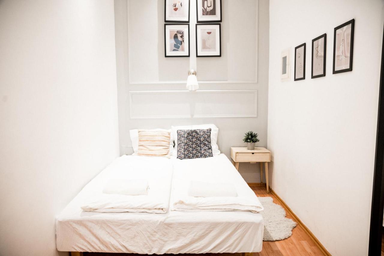 Stylish And Spacious ! Central Location Kazincy Netflix بودابست المظهر الخارجي الصورة