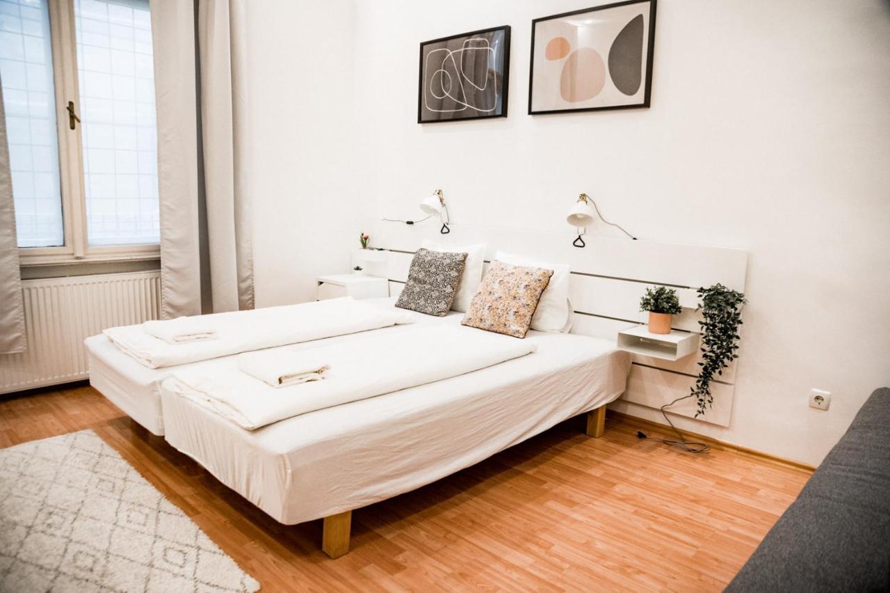 Stylish And Spacious ! Central Location Kazincy Netflix بودابست المظهر الخارجي الصورة