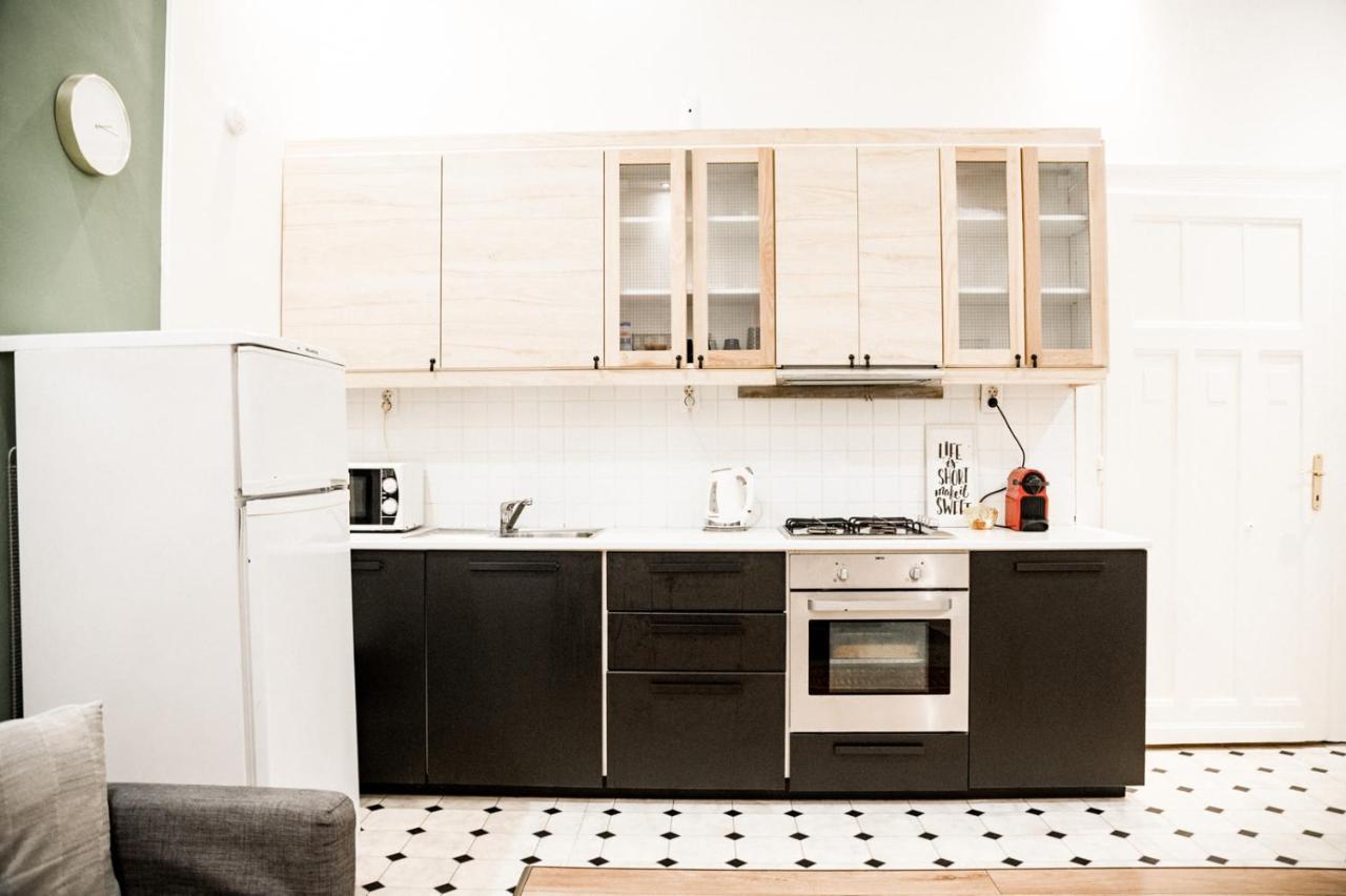 Stylish And Spacious ! Central Location Kazincy Netflix بودابست المظهر الخارجي الصورة