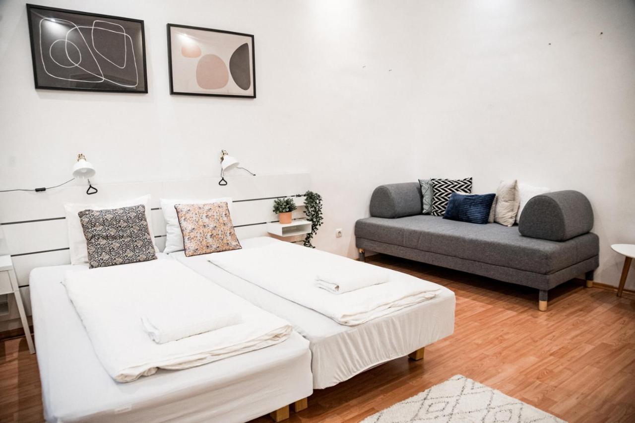 Stylish And Spacious ! Central Location Kazincy Netflix بودابست المظهر الخارجي الصورة