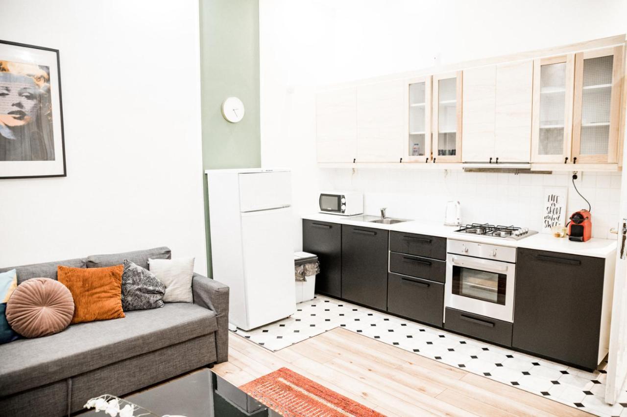 Stylish And Spacious ! Central Location Kazincy Netflix بودابست المظهر الخارجي الصورة