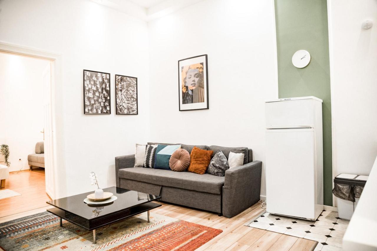 Stylish And Spacious ! Central Location Kazincy Netflix بودابست المظهر الخارجي الصورة