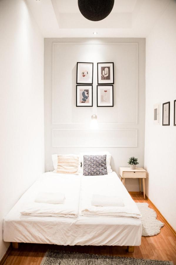 Stylish And Spacious ! Central Location Kazincy Netflix بودابست المظهر الخارجي الصورة