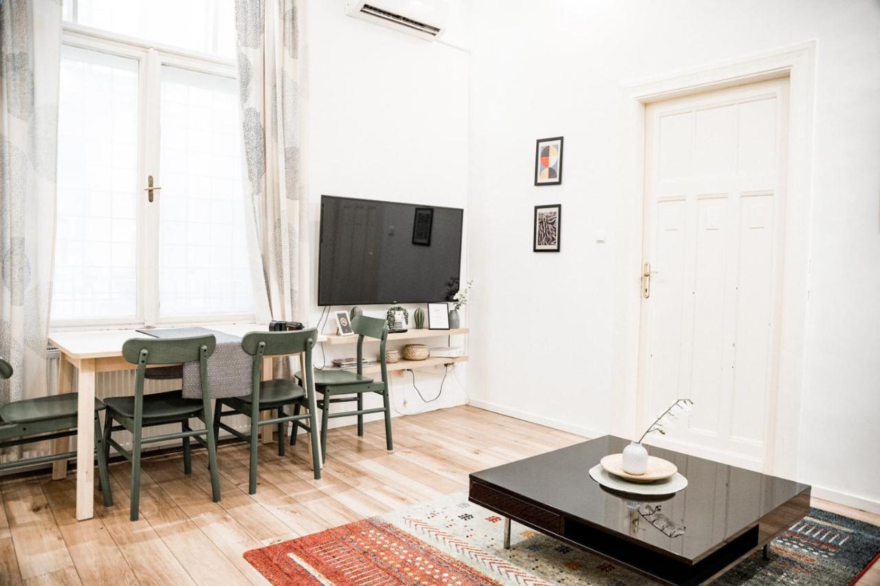Stylish And Spacious ! Central Location Kazincy Netflix بودابست المظهر الخارجي الصورة