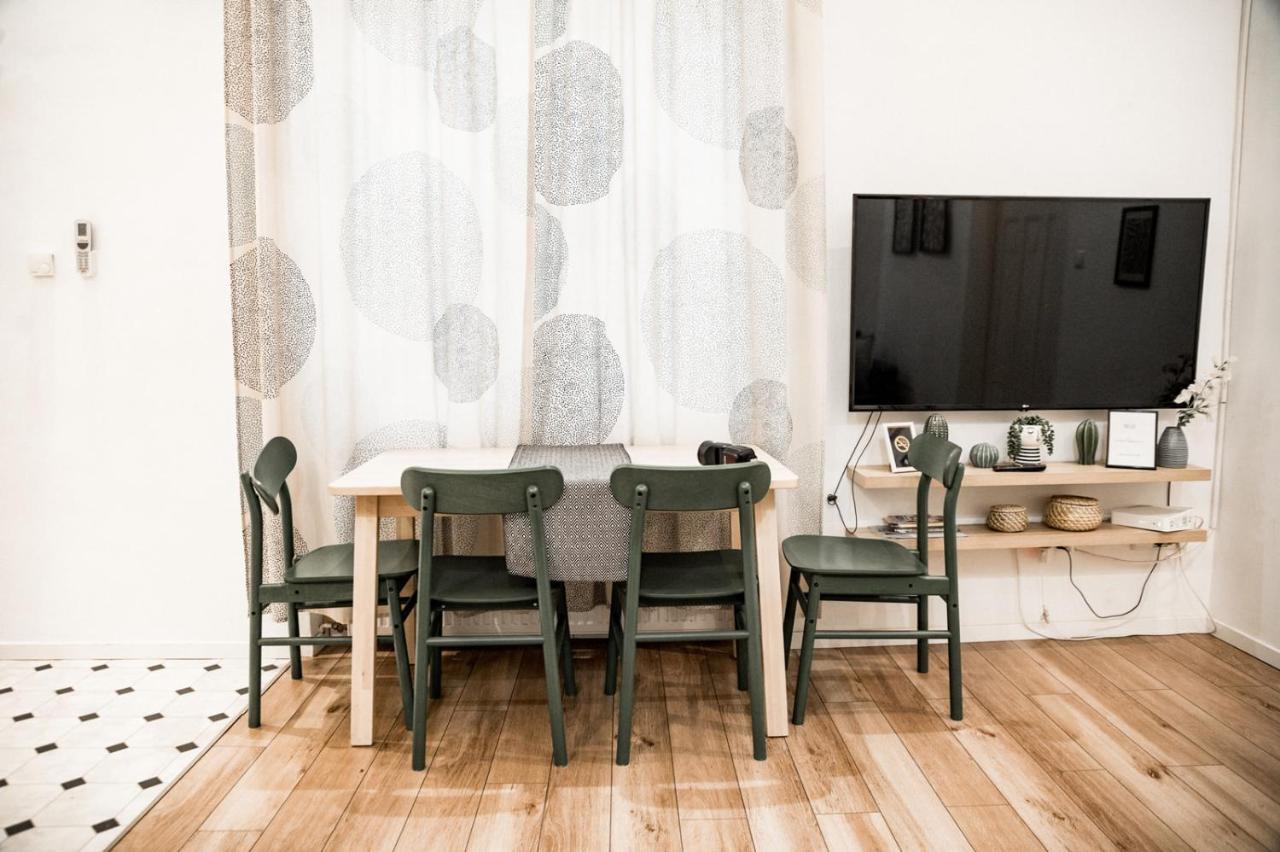 Stylish And Spacious ! Central Location Kazincy Netflix بودابست المظهر الخارجي الصورة