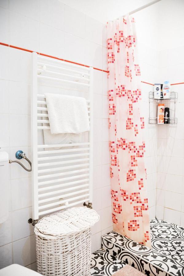 Stylish And Spacious ! Central Location Kazincy Netflix بودابست المظهر الخارجي الصورة
